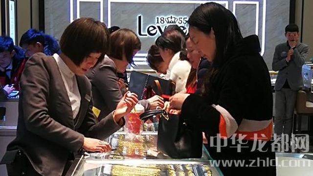 臨近春節，周口消費市場紅似火